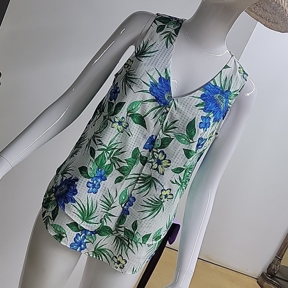 🌈Tamara H. Sleeveless Floralcore V Neckline Top Size Small